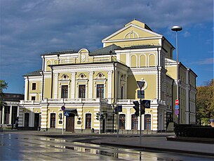 Будынак гарадскога тэатра пасля рэканструкцыі. На заднім плане — Александраўскі сквер