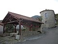 Un ancien lavoir rénové et fleuri à côté de l'église