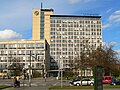 Conti-Hochhaus als eines der beherrschenden Bauwerke am Platz, heute Universität