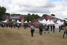 Des festivaliers entrant et sortant de l'Extreme Market en 2013.