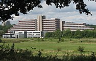 Blick vom Landschaftsschutzgebiet am Kalwes auf die Hochschule Bochum