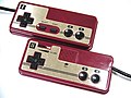 I gamepad del Famicom: si noti, sul secondo controller, la presenza del microfono e del suo regolatore di volume (assenti sui controller della versione americana ed europea, cioè il NES)