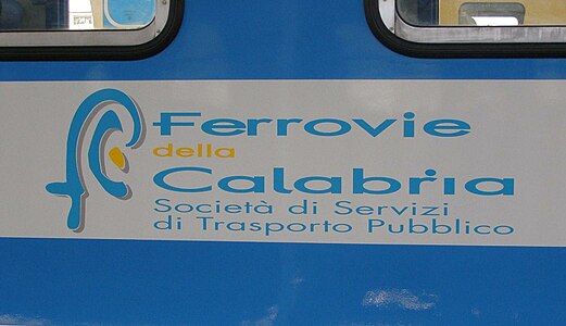 Il nuovo logo FC sulla fiancata dell'automotrice M2.232 MV.