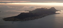 Haramsøya sett frå fly. Tettstaden nærast er Austnes. Foto: Eirik Solheim