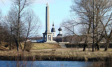 Monument bij het voormalige fort van Velikieje Loeki