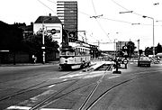 HTM PCC in 1974 bij de Wijnhaven; links Korte Houtstraat, rechts gaat het naar Turfmarkt. Lijn 6 komt net van de Fluwelen Burgwal. In de verte is het tramviaduct in aanleg.