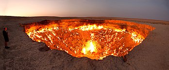 « La porte de l'enfer », à Darvaza, dans le désert du Karakoum, au Turkménistan. (définition réelle 5 934 × 2 470)