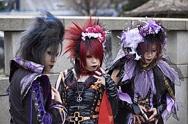 Nastolatki ubrane w visual kei na moście Jingū-bashi