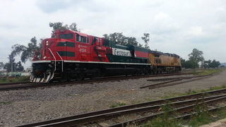 Ferrosur EMD SD70ACe locomotive 4124, equipped with experimental sheet-metal awnings over the radiator air intakes