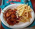 Currywurst con contorno di patatine fritte