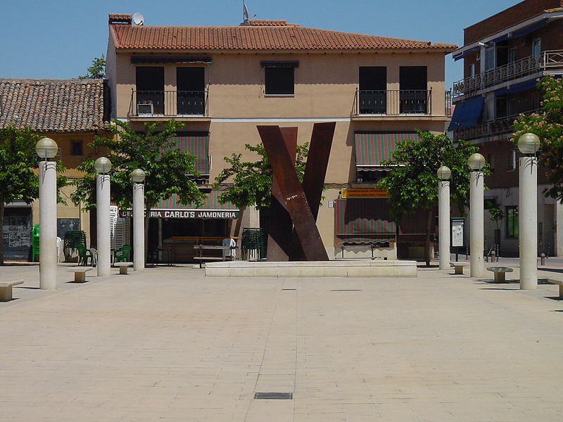 File:Plaza en Velilla de San Antonio.jpg