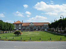 Ang Town Hall ug School