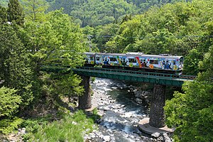 桂川を渡る普通列車（2019年5月）