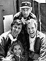 zleva: Loretta Switová (Margaret Houlihanová), Alan Alda (Hawkeye Pierce), McLean Stevenson (Henry Blake) a Wayne Rogers (Trapper John McIntyre)