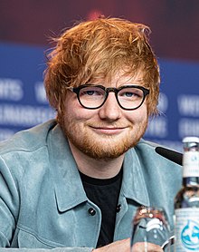 Ed Sheeran đang cười