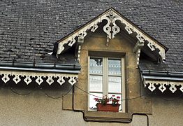 Sainte-Sévère, lucarne avec lambrequins de toit