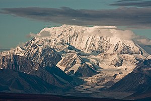 Susitna-Gletscher mit Mount Hayes im Hintergrund