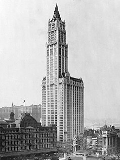 Coroa gótica do Edifício Woolworth, em Nova York, por Cass Gilbert (1910–1912). Era o edifício mais alto do mundo quando foi concluído.