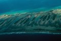 Eine Reihe kleiner Motu auf dem Atoll Tikehau. Im Hintergrund die innere Lagune