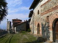 Magnano (Biella),ricetto du XIIIe siècle, tour-porte et "cellules"