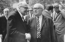 Max Horkheimer (etuvasemmalla), Theodor Adorno (etuoikealla) ja Jürgen Habermas äärimmäisenä takaoikealla vuonna 1965 Heidelbergissa Saksassa.