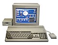 Und dann 1988 das Upgrade: Mit dem Amiga 500 kam die erste Erfahrung mit der Maus, mit Disketten, mit Fenstern, Multitasking... Meine BASIC-Programme konnten nun richtige echte Grafik zeichnen, in 1024 Farben, Wahnsinn. Und saugeile Musik mit Samples, polyphon, 4-Kanal!