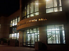 de Seryl and Charles Kushner Hall, de rjochtsfakulteit fan Hofstra University