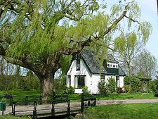 Een huis met brug