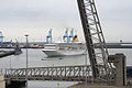 Bateau de croisière prenant la mer.