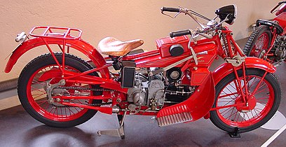 Moto Guzzi GT (1928) Hinterrad­schwinge mit scherenförmigem Reibungs­dämpfer und nicht erkennbaren, fast waage­recht verlaufenden Schrauben­federn