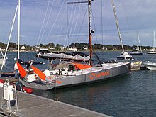 un bateau de course dans un port.