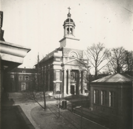 Gezicht op de St. Petruskerk met aangrenzende huizen aan de Langebrug. Eind 19e eeuw.