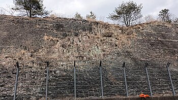 의령군 봉수면 삼가리 산 71-2 국지도 제60호선 도로변 노두 북위 35° 28′ 03.9″ 동경 128° 17′ 17.4″﻿ / ﻿북위 35.467750° 동경 128.288167° ﻿ / 35.467750; 128.288167