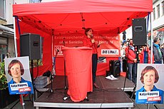 Katja Kipping, Die Bundesvorsitzende der Partei DIE LINKE bei ihrer Rede auf einer Wahlkampfveranstaltung auf der Treppenstraße in Kassel (9. September 2017).