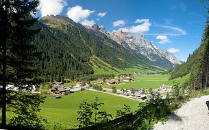 Gschnitztal bei Gasthaus Feuerstein im Hintergrund Kalkwand, Illmspitzen und Kirchdach