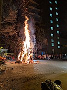 Un feu de joie de Holi au pied d'une copropriété de Bhandra, à Bombay.