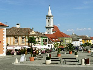 Der Hauptplatz mit der Katholischen Pfarrkirche