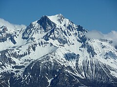 La dent Parrachée domine les villages de la commune.