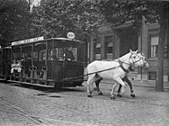 Dubbel bespannen paardentram met twee open rijtuigen. De banken staan in vis-à-vis-opstelling. Stationsplein Utrecht, 1908