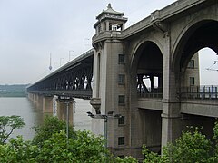 La Ponte Wuhan, la ponte prima de la Yangzi, completada en 1957