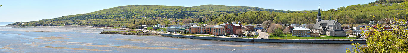 Un panorama de la baie de La Malbaie. On peut y voir Pointe-Au-Pic à l'extrême gauche, Place Charlevoix au centre gauche et l'église de La Malbaie à droite.