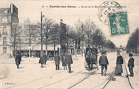 Route de la Révolte vue de la porte Maillot vers la porte des Ternes (vers 1910).