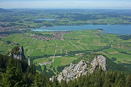 Schwangau mit einigen Ortsteilen am Seeufer (photo from mountain Tegelberg)