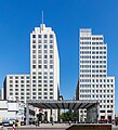 Nördlicher Eingang des Tunnelbahnhofs, dahinter links Beisheim Center, rechts Delbrück-Hochhaus jetzt P5