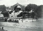 Het tweede station gezien uit het zuiden met een tram op de Vesterbrogade.