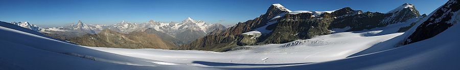 Panorama des Alpes valaisannes depuis l'Allalinpass.