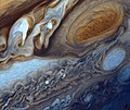 Detaljar av Jupiter-atmosfæren med datalaga fargar frå Voyager 1.