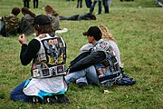 Headbangers utilizando jaquetas com emblemas de bandas