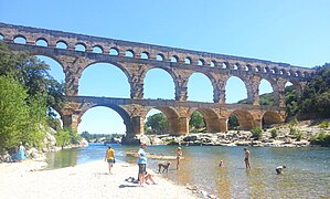 La ponte vista dende agües enriba.