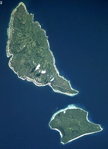 Deux îles vertes au milieu d'une mer bleue, une en haut de forme trangulaire, une autre plus petite en bas de forme presque carrée